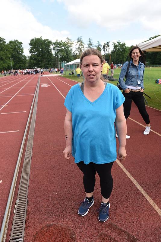 Z Her pro radost na atletickém stadionu v Kolíně.