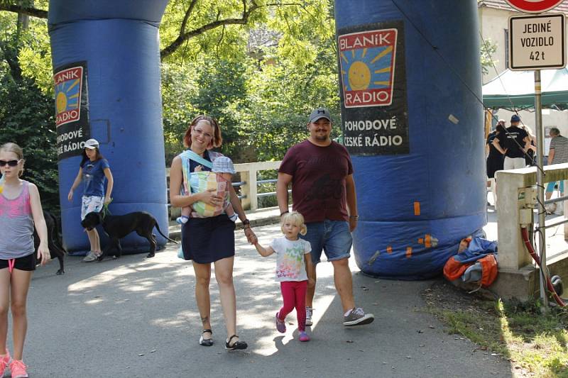 Souběžně s letním rodinným festivalem Kouřimská skála se v Kouřimi v sobotu odpoledne uskutečnil 18. ročník Putování s pohádkou. 