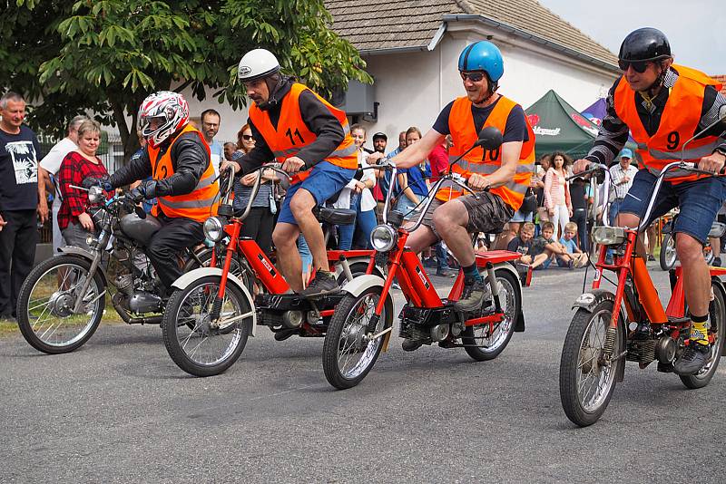 Ze závodu malých motocyklů Kozojedský fichtl 2021.