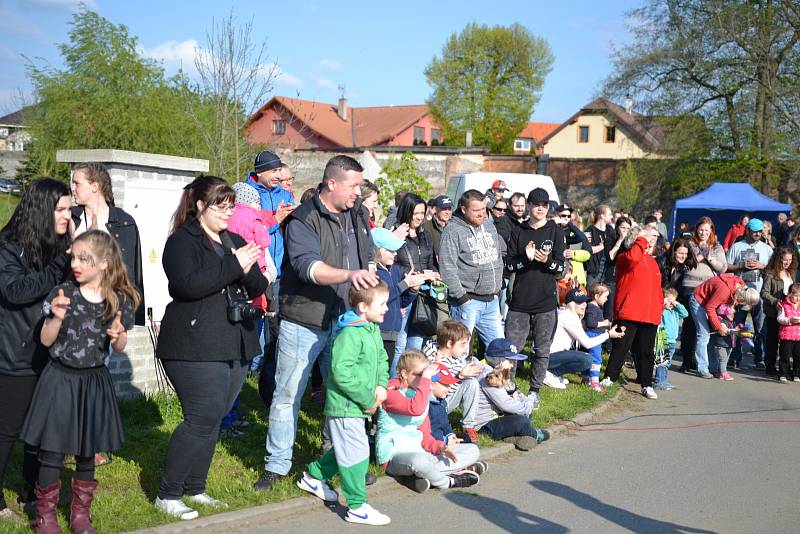 V Plaňanech se o čarodějnicích předvedli malí hasiči.