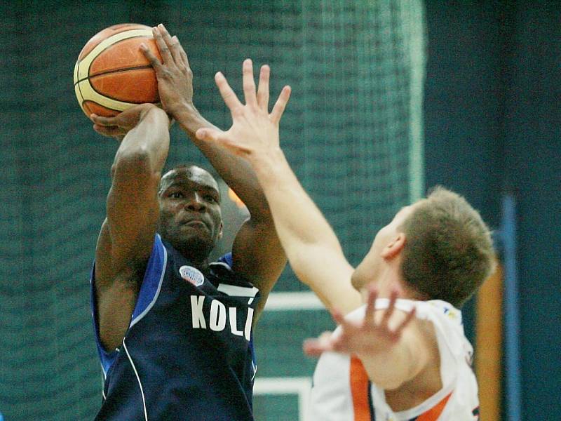 Z utkání 1. kola Mattoni NBL Kolín - Prostějov (90:96).