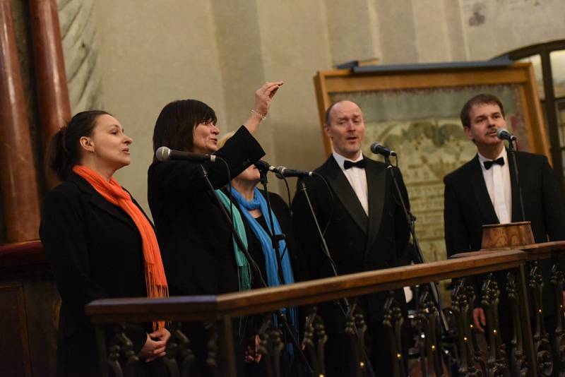 Tentokrát se v kolínské synagoze sešli členové a přátelé kolínského Kruhu přátel hudby na koncertu špičkového vokálně – instrumentálního souboru Linha Singers.