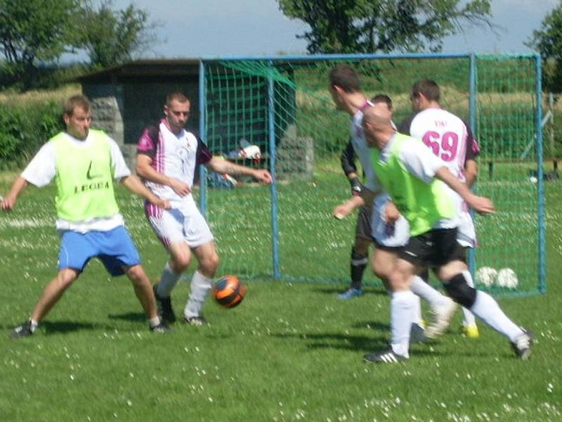 Z utkání Naivní FC - Hero Palma Tým (4:2).