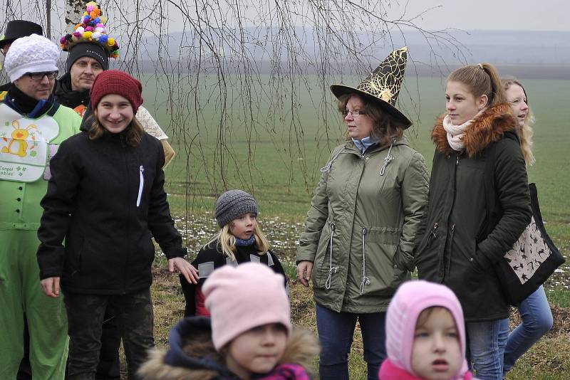 Tradiční průvod masek okořeněný zábavným programem prošel i touto obcí.