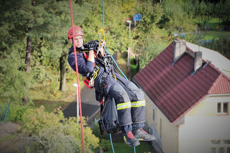 Z výcviku kolínských hasičů - lezců na věžovém jeřábu v Mukařově.