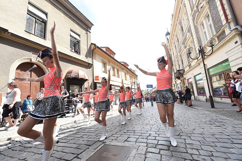 Průvod při tradičním festivalu Kmochův Kolín.