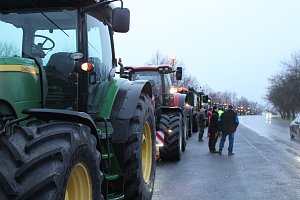 Zemědělci zahájili protestní jízdu v Kutné Hoře, poté projeli Kolínem.