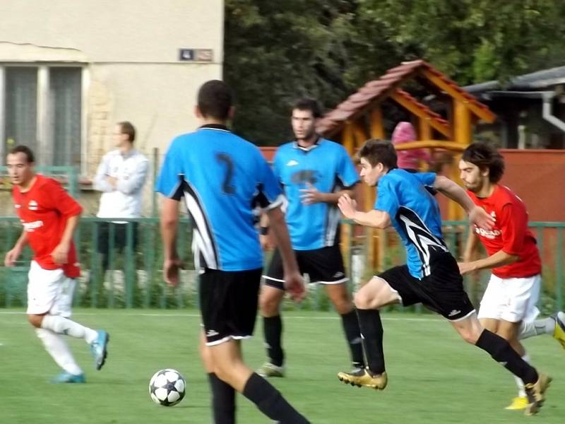 Z derby utkání v I. A třídě Velim - Červené Pečky (1:1).