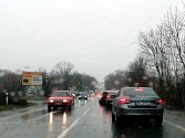 Na hlavním silničních tahu Kolín - Praha poblíž Úval čekejte dlouhé kolony, rekonstrukce silnice se provádí vždy v jednom pruhu, provoz řídí semafory.