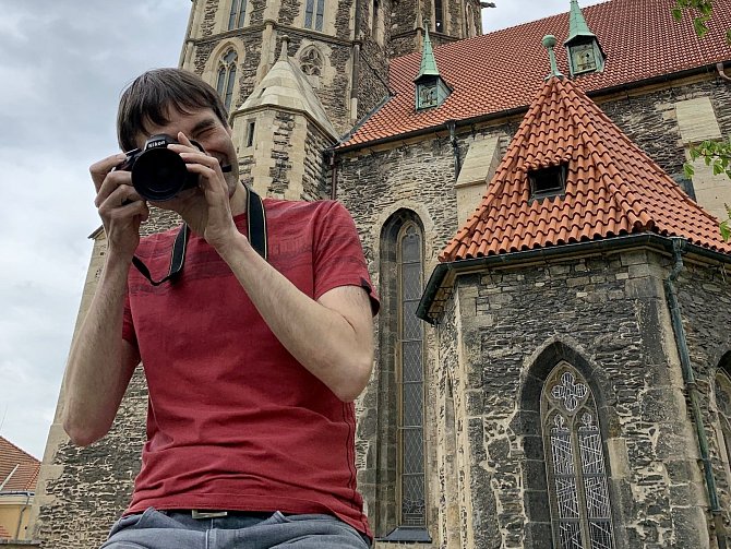 Fotograf Vít Klouček u chrámu sv. Bartloměje v Kolíně.