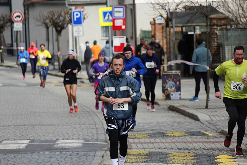 Tradičního běhu v Pečkách se účastní běžci různých věkových kategorií.