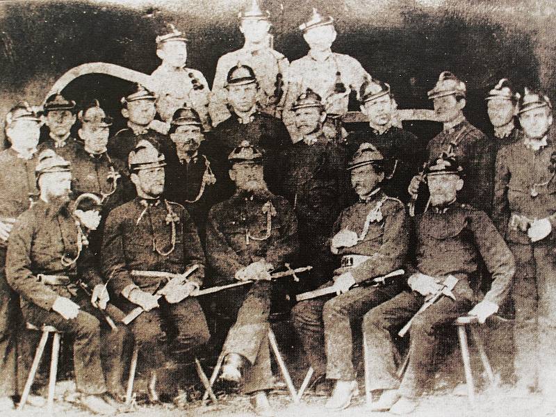Fotografie zachycuje zakládající členy Sboru dobrovolných hasičů v Cerhenicích v roce 1878.