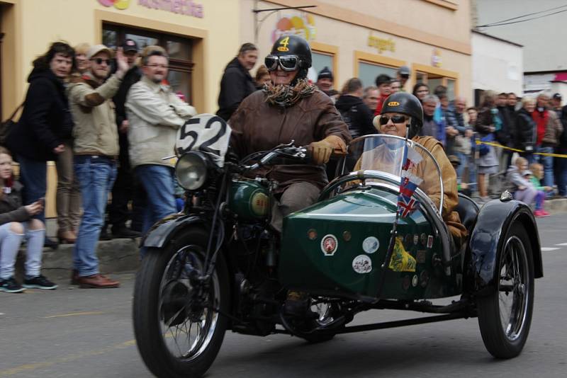 Na svátek práce se v Českém Brodě již tradičně uskutečnil závod automobilů a motocyklů vyrobených před rokem 1960.