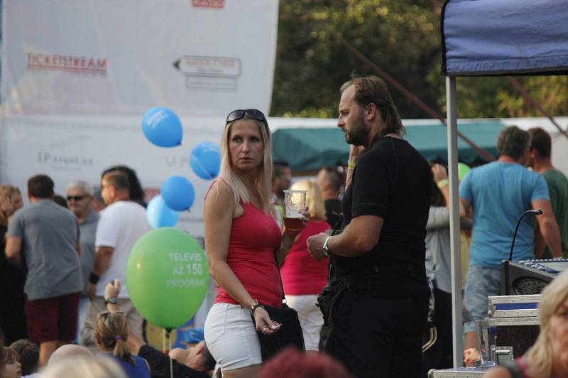 Kouřimská skála přilákala spoustu fanoušků, kteří díky hudbě zavzpomínali na Petra Muka.  