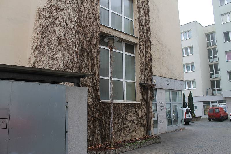Vnitroblok bytových domů v Husově ulici v Kolíně.