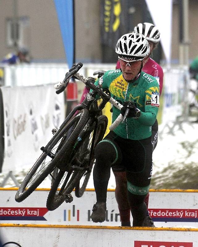 Velká cena cyklokrosu Kolín: na okruhu v okolí atletického stadionu Mirka Tučka měli nejvíc sil Vanda Dlasková (Auto Škoda Mladá Boleslav) a Šimon Vaníček (ČEZ Cyklo Team Tábor).