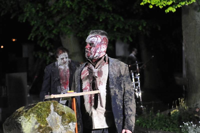 Zombie na hřbitově? To je kapela natáčela klip