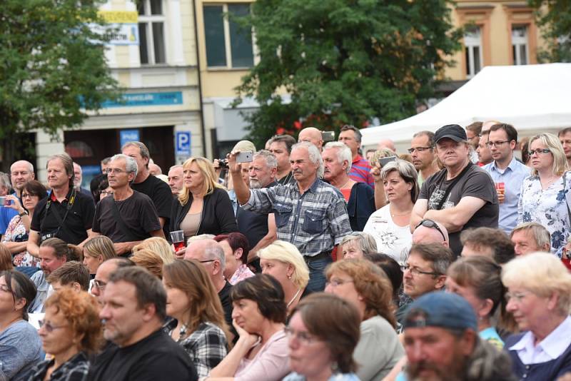 Vladimír Mišík bavil na náměstí stovky lidí všech generací.