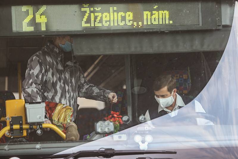 Cestující s obličejovými rouškami na zastávkách a v autobusech v Kolíně.