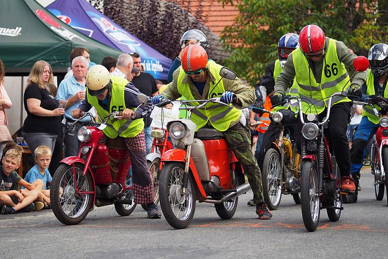 Ze závodu malých motocyklů Kozojedský fichtl 2021.