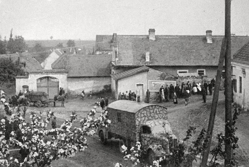 Na fotografii z roku 1945 je k vidění bývalá Jonášova hospoda, holírna, Koděrův statek i domy obyvatel Radimi.