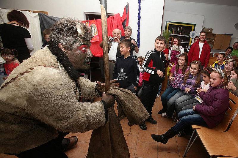 Děti z Mateřské školy Dolní Chvatliny si připravily představení s názvem „Pekelný muzikál“. V něm účinkovaly spolu s učitelkami. Pak přišli čerti a Mikuláš. 