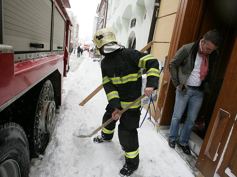 Kolínští hasiči odstraňovali rampouchy z okrajů střech.