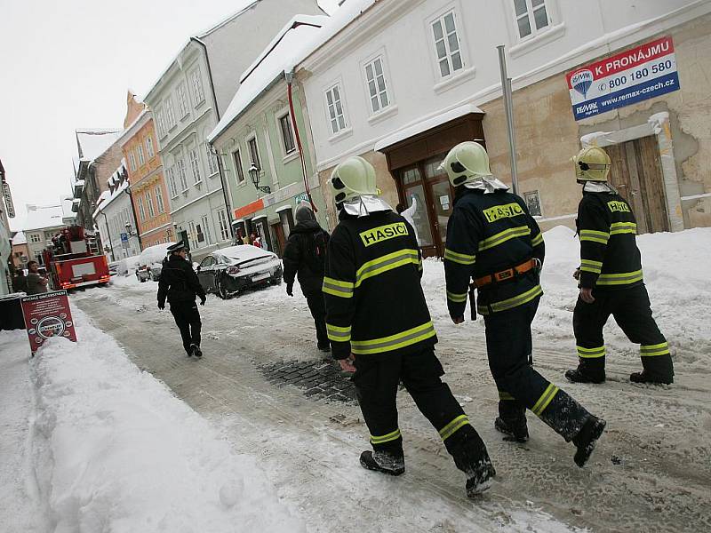 Kolínští hasiči odstraňovali rampouchy z okrajů střech.