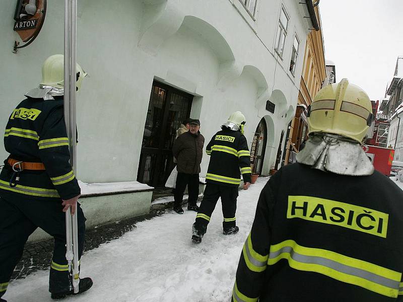 Kolínští hasiči odstraňovali rampouchy z okrajů střech.