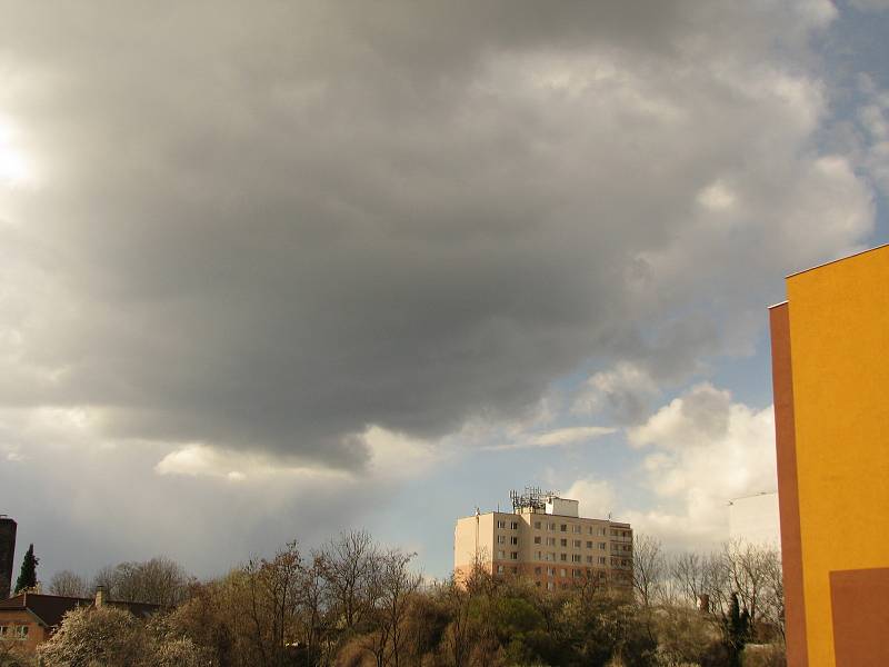 Aprílové počasí v ulicích Kolína. Chce to sluneční brýle, ale zároveň i šálu a rukavice.