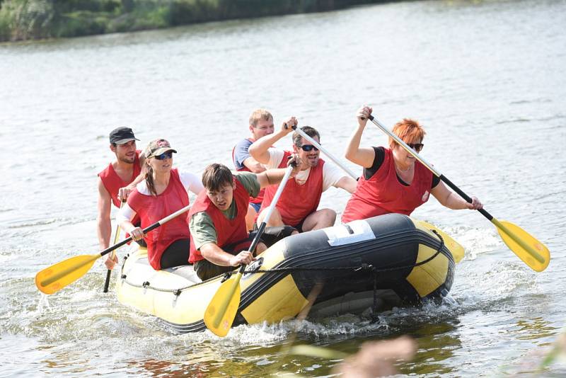 Dožínky přinesly zábavnou soutěž i festival rockových kapel