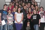 Zachráněná fenka Fany přišla poděkovat dětem ze Základní školy Masarykova Kolín, které pod vedením učitelky Ireny Moosové vyzpívaly peníze na zaplacení složité operace