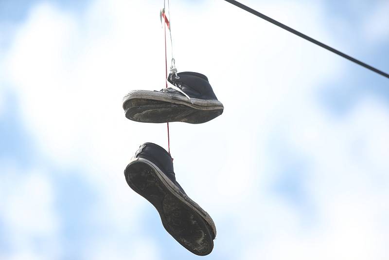 Shoefiti, neboli umísťování svázaných bot na dráty elektrického vedení je populární po celém světě.