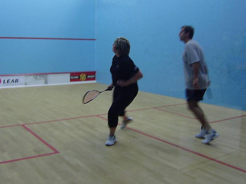 Amatérského vánočního squashového turnaje ve Squash centru Tři Dvory se zúčastnilo 27 hráčů.