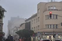 Ulice Kolína halila mlha celé pondělí 31. října 2022.
