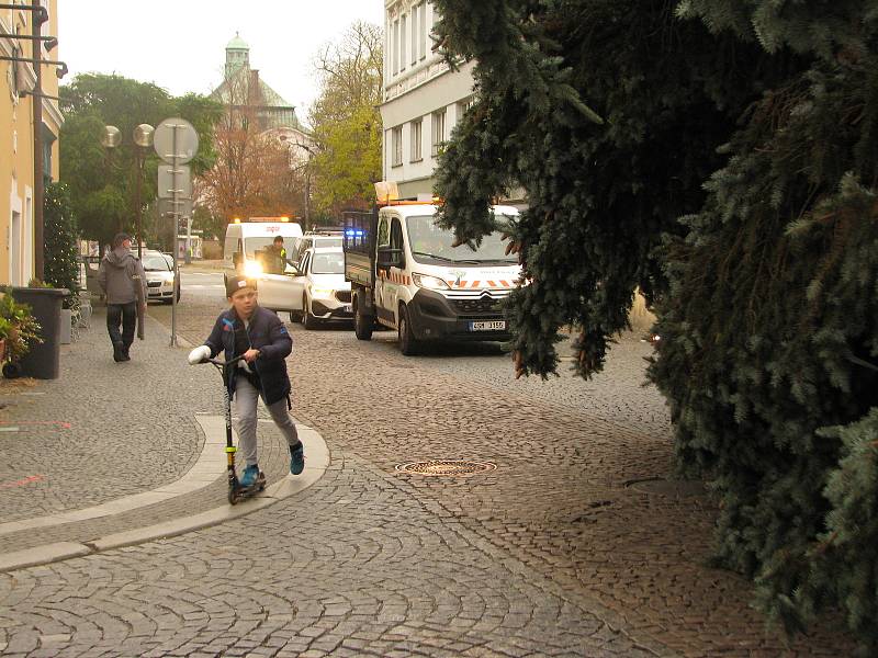 Vánoční strom přicestoval na kolínské náměstí.