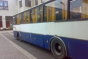 Pro děti přijel děravý autobus.