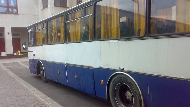 Pro děti přijel děravý autobus.