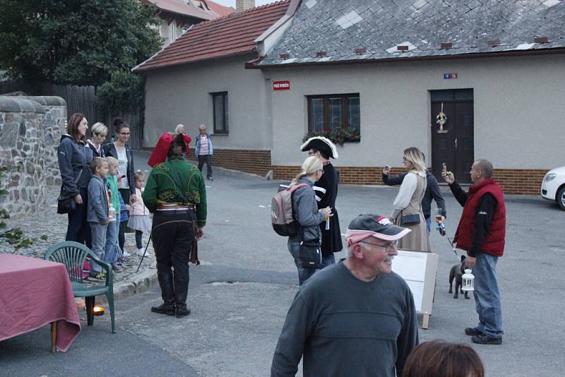 Lidé se při večerní procházce v Kouřimi dozvěděli mnoho o historii.