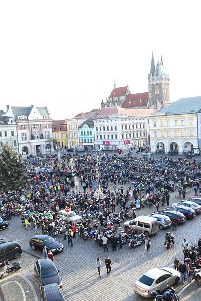 Již po osmnácté letos kolínští motorkáři říkající si Verbež kolínská uspořádali štědrovečerní vyjížďku s tradičním cílem u vánočního stromu na kolínském Karlově náměstí.