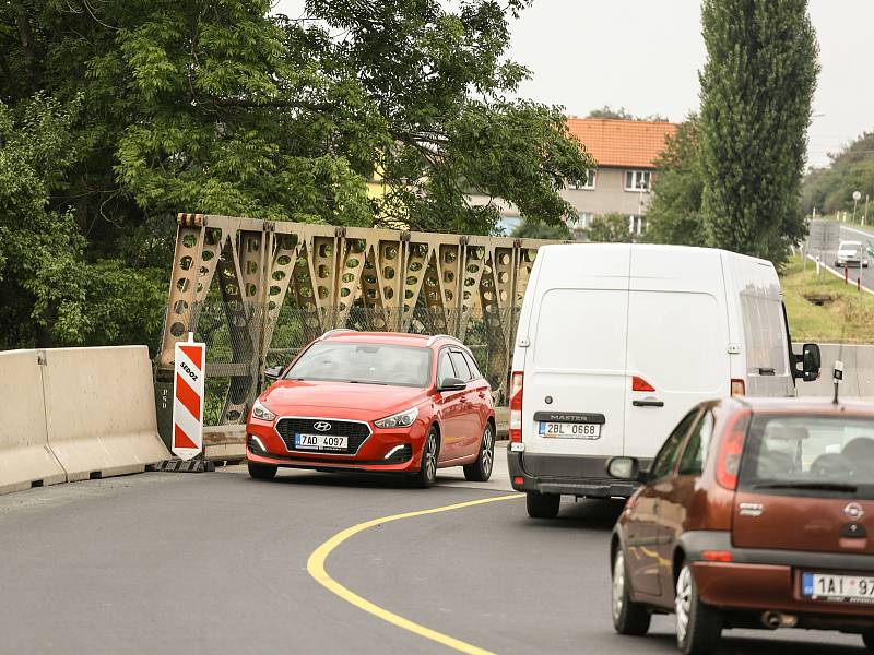 Přeložka na silnici I/12 kvůli rekonstrukci mostu u Přistoupimi a Českého Brodu.