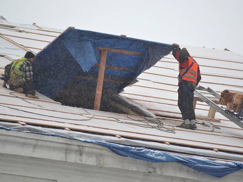 Na Veigertovském domě se pracuje i v nepřízni počasí. Nedávno mohli lidé procházející po náměstí vidět dělníky, jak se činí na střeše i ve vydatném sněžení a nepříjemném ledovém větru.