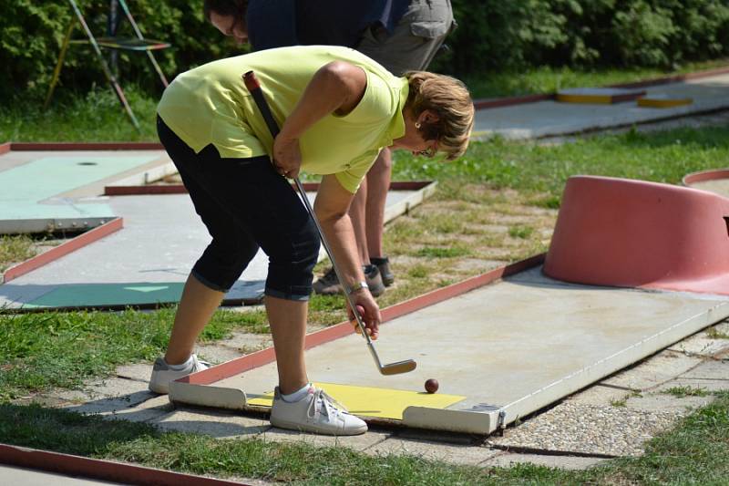 Minigolfového turnaje se mohli účastnit děti i dospělí.