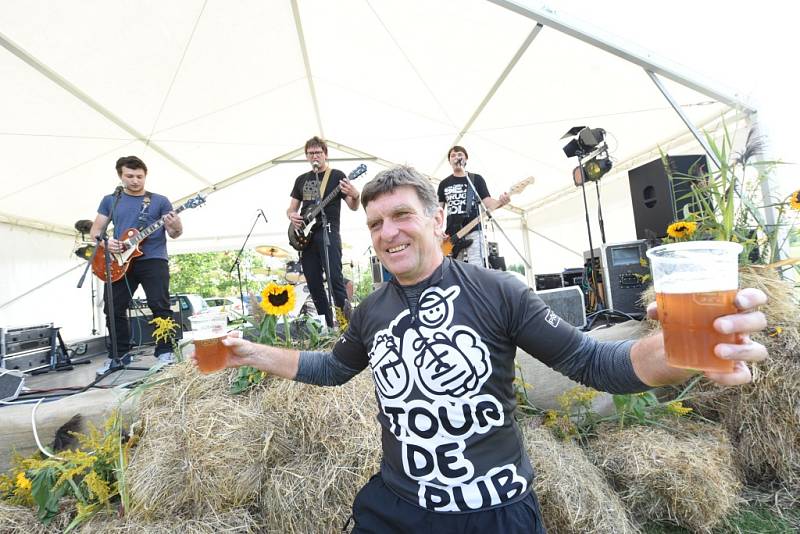 Dožínky přinesly zábavnou soutěž i festival rockových kapel