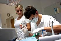 V Česku nyní působí přes devět tisíc zubních lékařů.