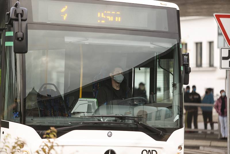 Řidič autobusu v obličejové roušce v Kolíně.