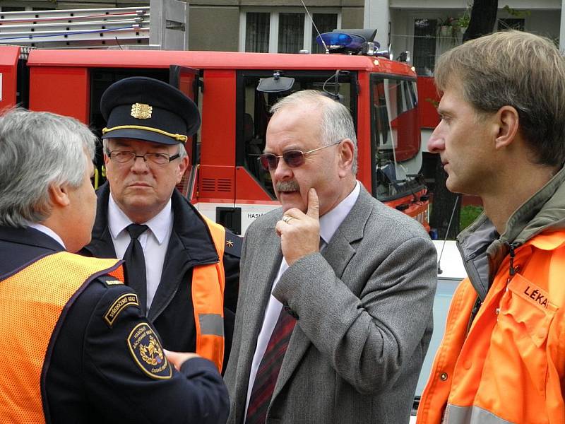 Cvičení IZS. Požár v osmém patře paneláku