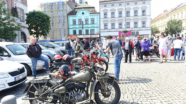 Karlovo náměstí v Kolíně zaplnila auta, tentokrát v rámci jízdy veteránů