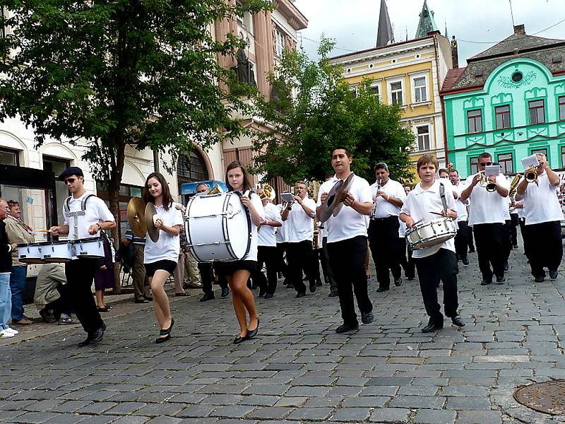 Hlavní slavnostní průvod Kmochova Kolína 2012