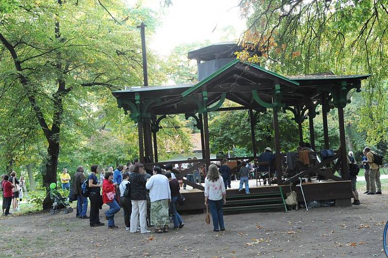 Slavnostní otevření opraveného altánu na Kmochově ostrově